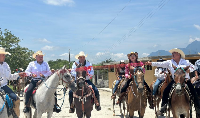 La Presidenta municipal y su Esposo Inauguran obras en el 101 Aniversario, que fortalecen la infraestructura en Mainero