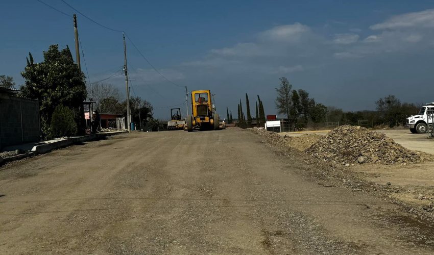 Pavimentación de calle camino al palmito
