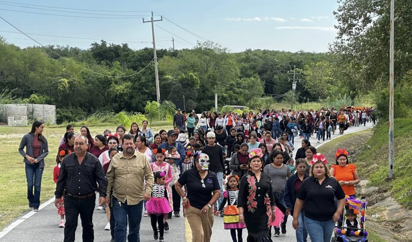 Mainero celebra con orgullo su primera callejoneada del Día de Muertos