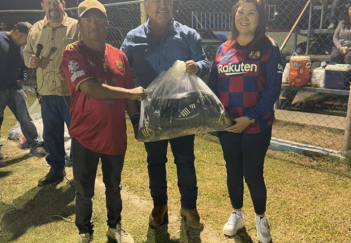 La Alcaldesa Ma. Dolores Mansilla Huerta impulsa el deporte en Mainero con entrega de uniformes deportivos