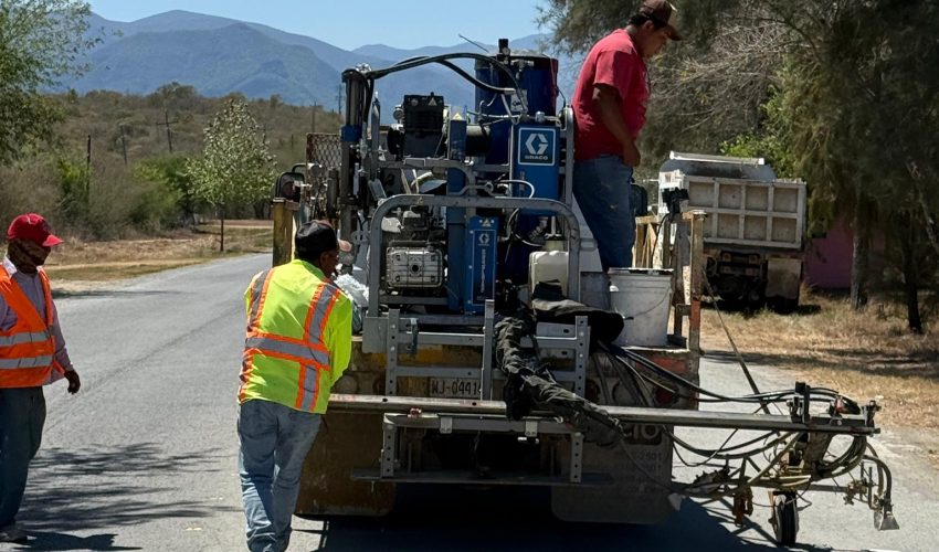 Mejoran seguridad vial en carretera de Mainero a Magueyes